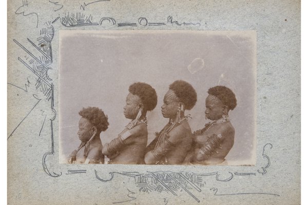 Group portrait of young girls, Collingwood Bay PNG